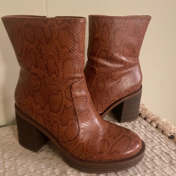 Universal Thread Jenna Platform Boots Brown Snakeskin Faux Leather 6 US - Picture 5 of 6